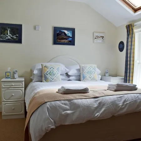 9 Greta Grove House *